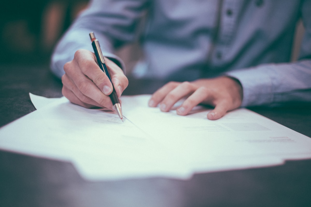 PEA vs Assurance-vie : Quelle Enveloppe Choisir en 2024 ?